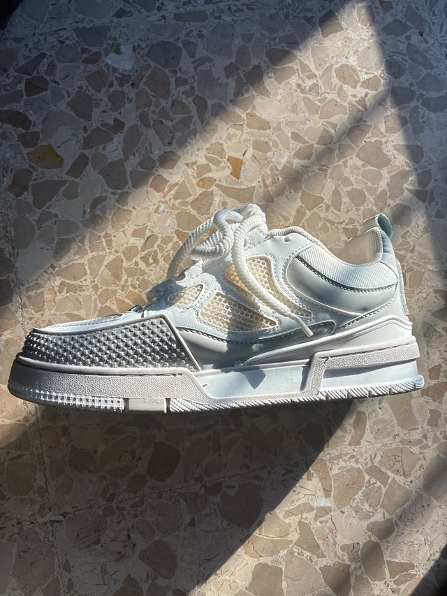 Zapatillas Louis Vuitton grises y blancas