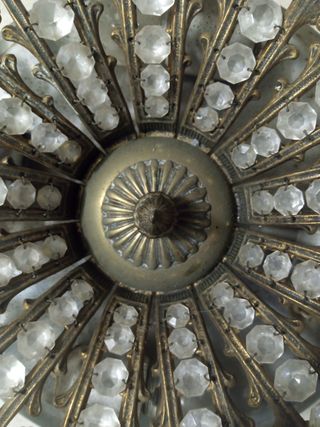 Lámpara de araña antigua de latón y cristal