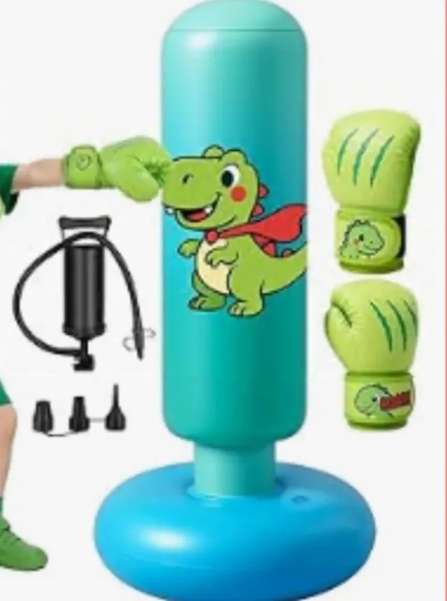 Saco de boxeo infantil con bomba y guantes
