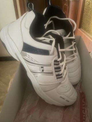Zapatillas deportivas blancas y azules