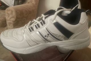 Zapatillas deportivas blancas y azules