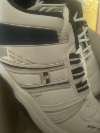 Zapatillas deportivas blancas y azules