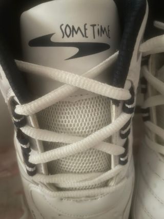 Zapatillas deportivas blancas y azules