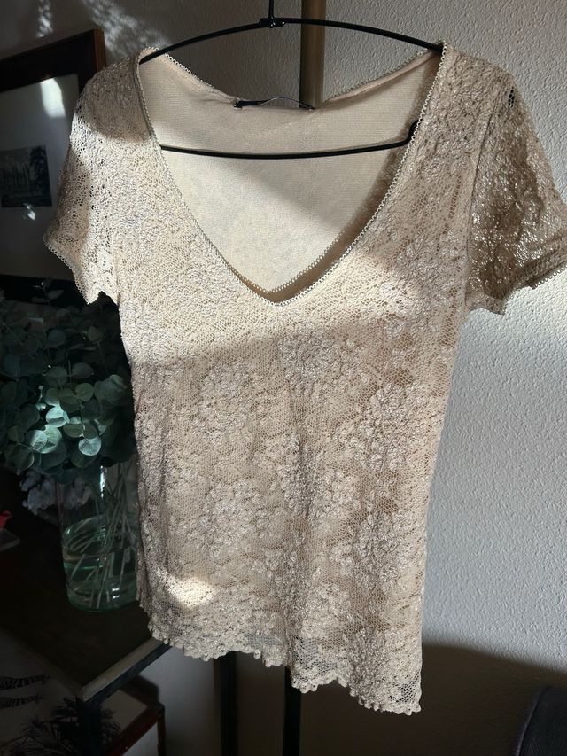 Top de encaje beige