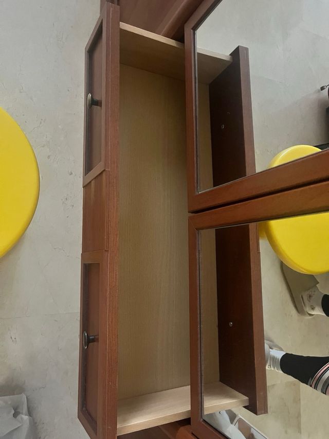 Armario de madera con espejo. Venta hasta fin mes