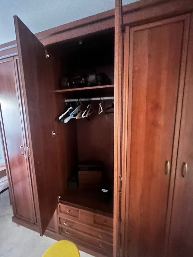 Armario de madera con espejo. Venta hasta fin mes