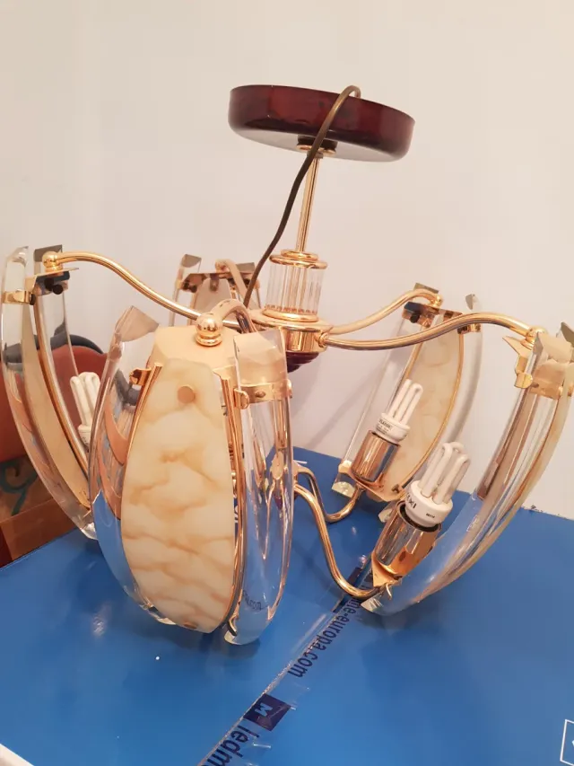 Lámpara colgante dorada y transparente