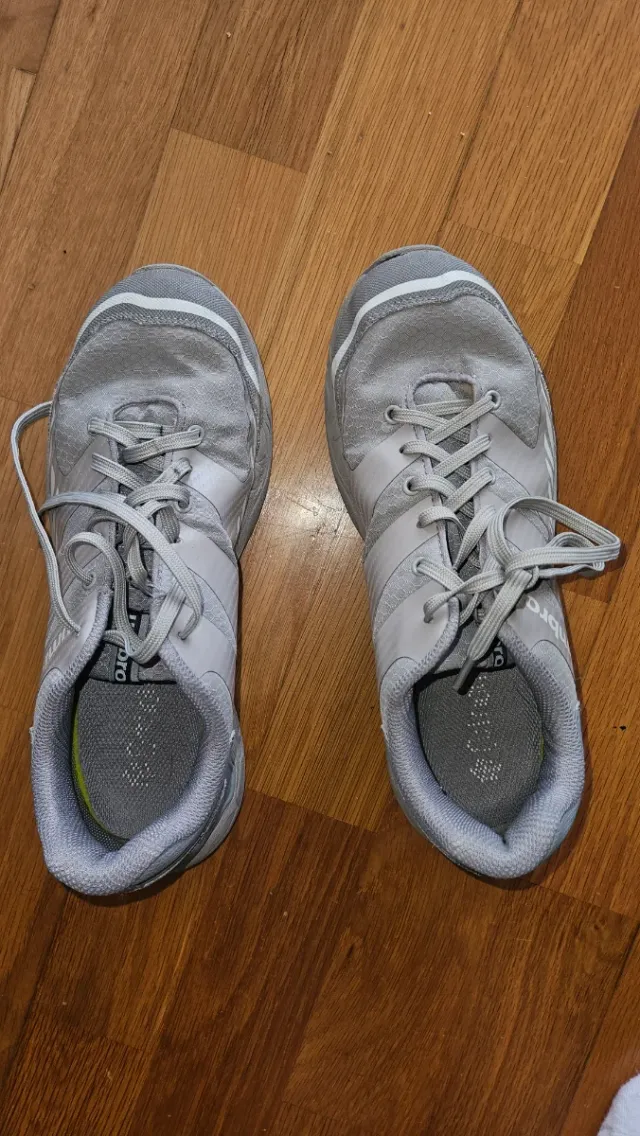 Tenis grises y blancos