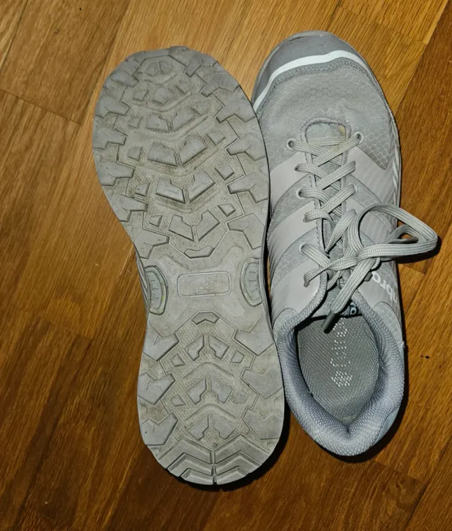 Tenis grises y blancos