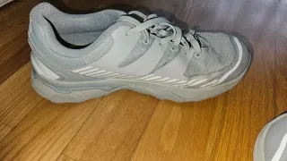 Tenis grises y blancos