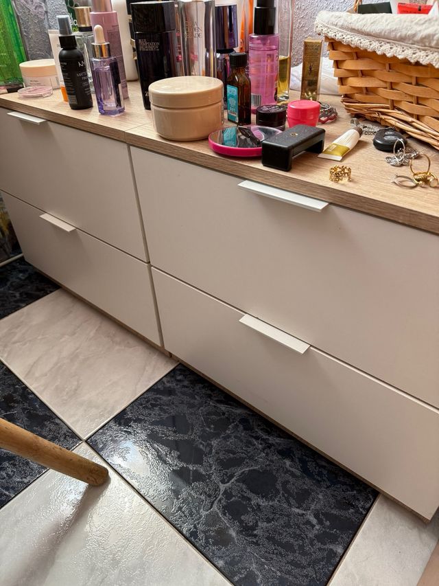 Mesas auxiliares de madera y plástico