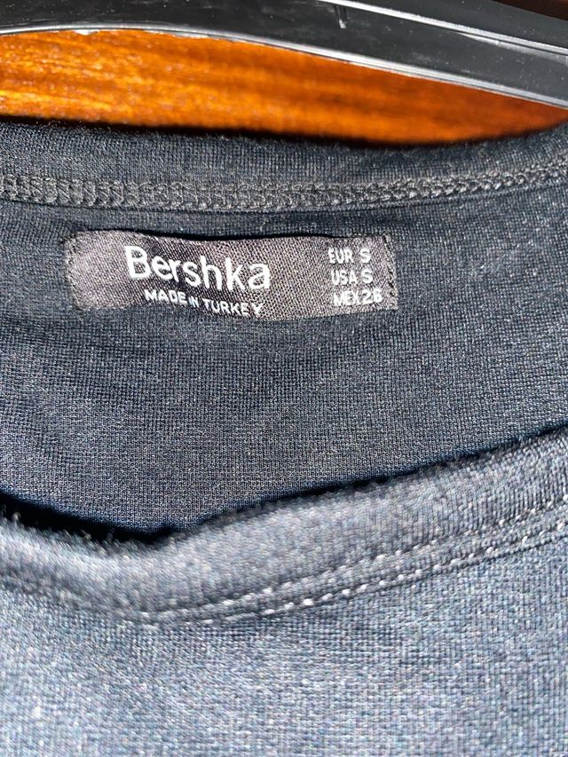 Vestido Bershka Negro Talla S con Detalles Rojos