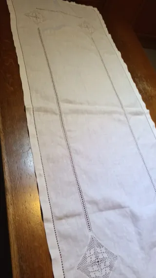 Runner misto lino ricamato a mano