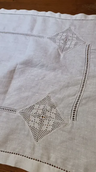 Runner misto lino ricamato a mano