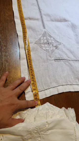 Runner misto lino ricamato a mano