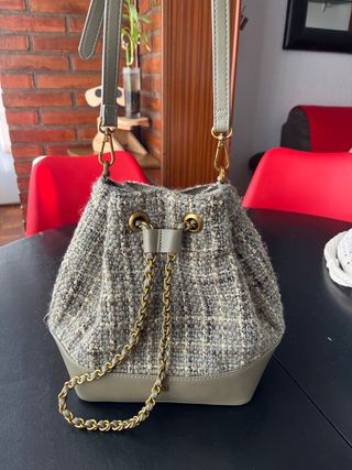 Bolso de hombro tipo saco verde y dorado