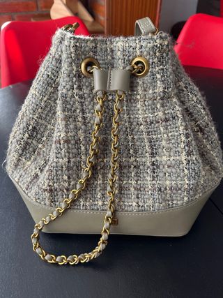 Bolso de hombro tipo saco verde y dorado