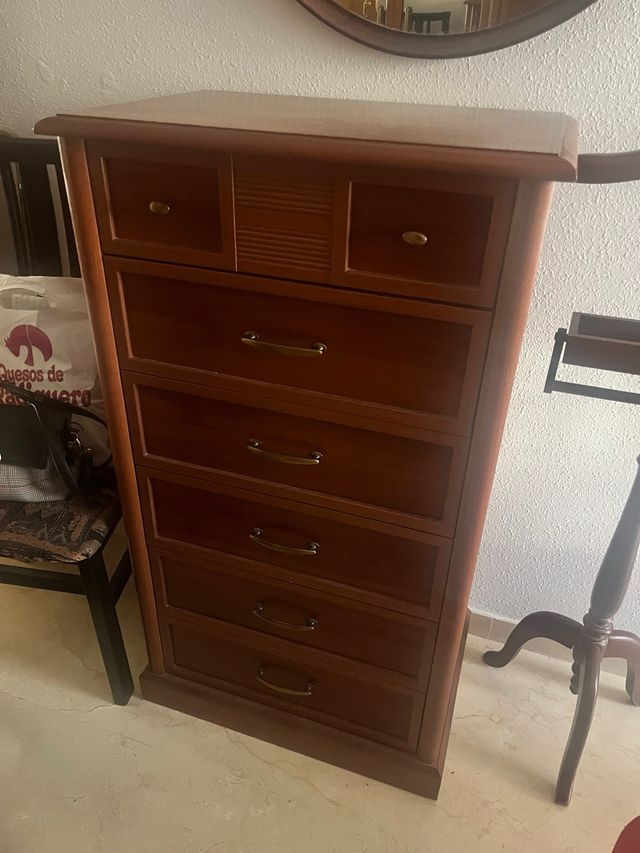 Cómoda de madera de dormitorio. Venta hasta fin me