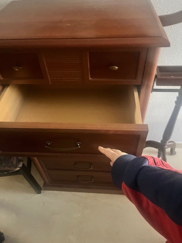 Cómoda de madera de dormitorio. Venta hasta fin me