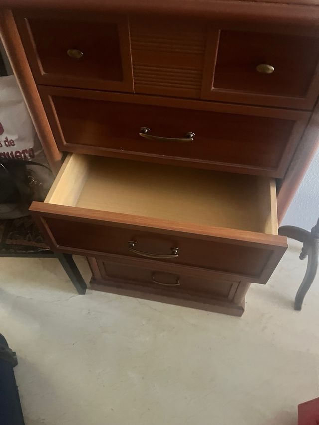 Cómoda de madera de dormitorio. Venta hasta fin me