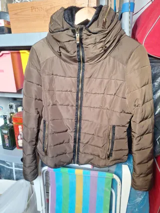 Abrigo marrón acolchado de Zara