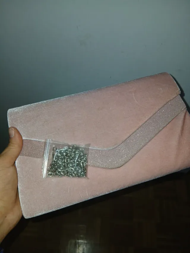 Bolso de mano rosa con cadena