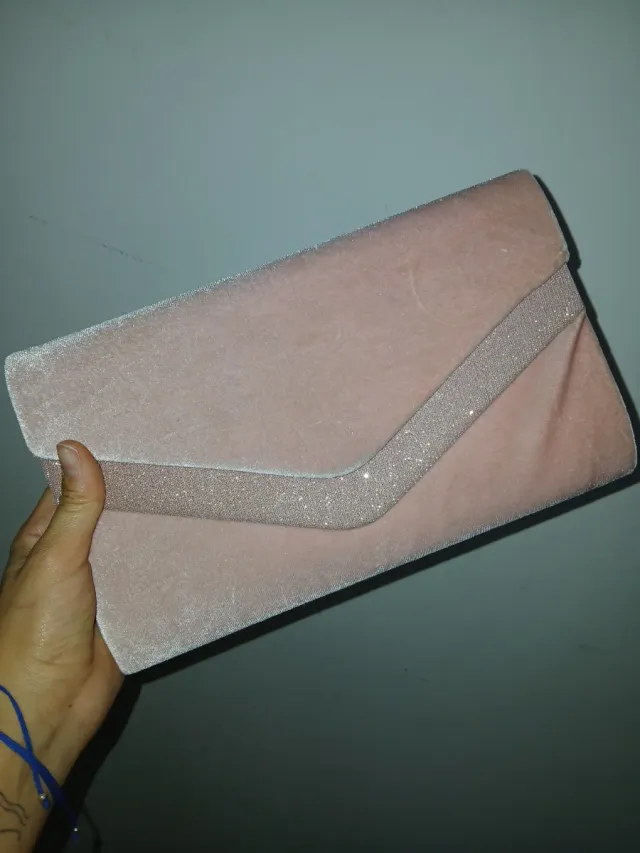 Bolso de mano rosa con cadena