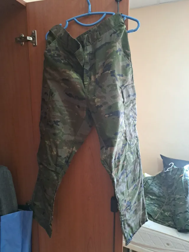 Camiseta táctica y pantalón verde pixelado