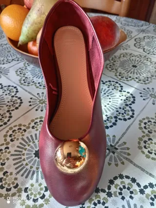 Zapatos planos burdeos con detalle dorado