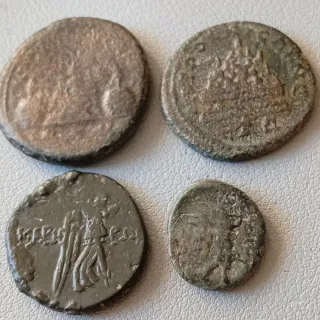≡  Lote 4 monedas antiguas 2 romanas y 2 griegas