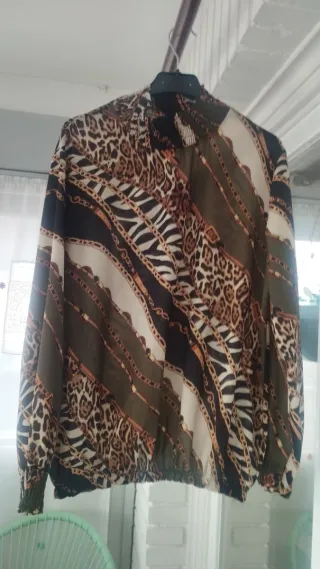 Blusa estampada animal print y cadenas