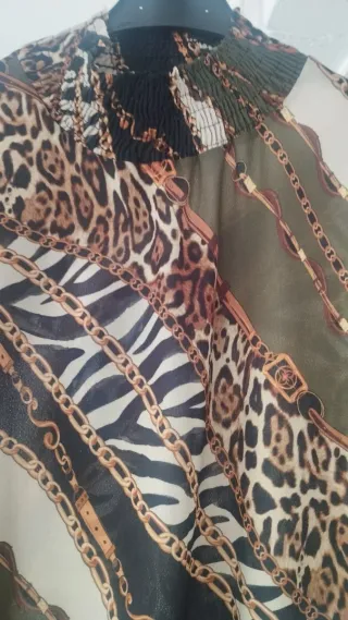 Blusa estampada animal print y cadenas