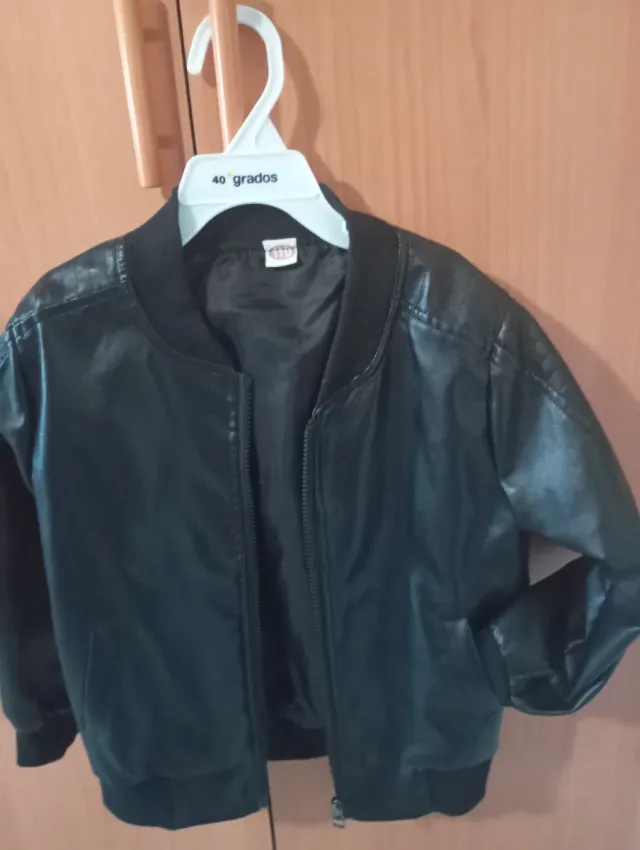 Chaqueta niño polipiel negra T.4-5