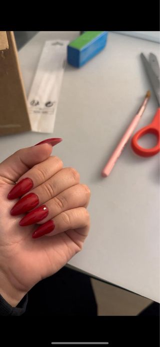 se hacen uñas acrílicas duraderas