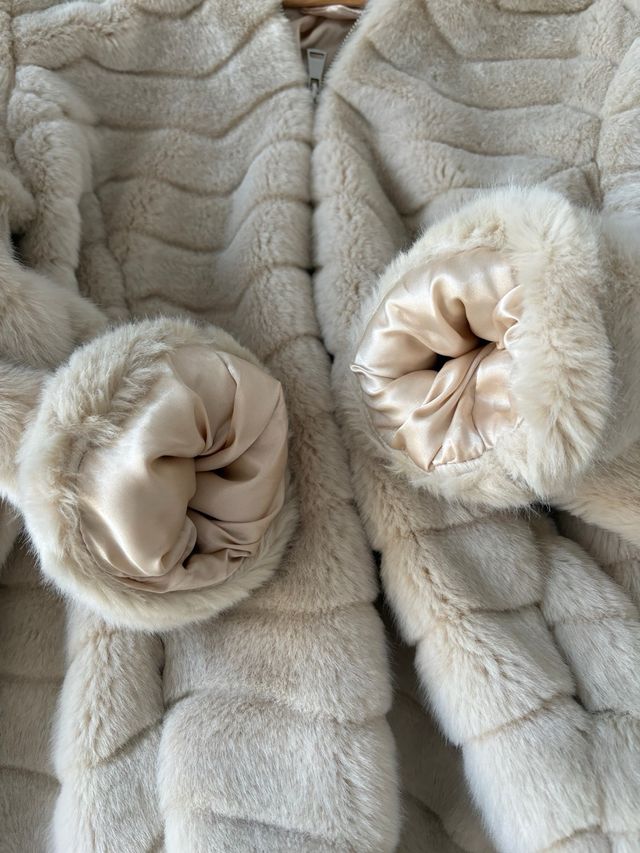 Abrigo de piel sintética beige