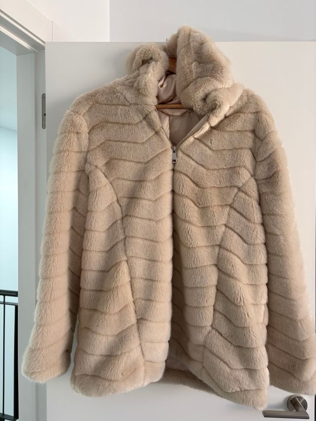 Abrigo de piel sintética beige