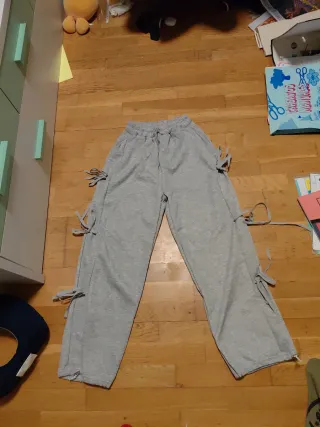 Pantalones grises con lazos