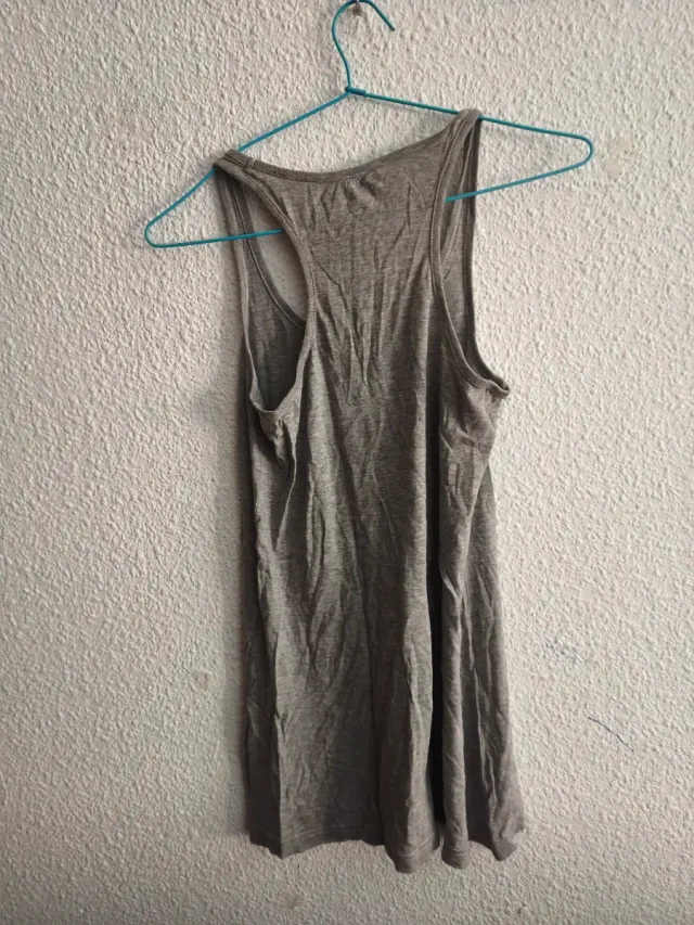 Camiseta gris de tirantes