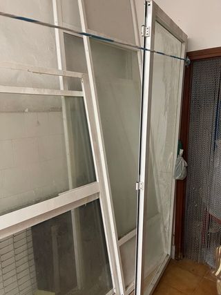 Puerta aluminio blanco con cristal