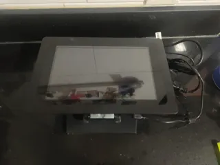 Pantalla Android 11, 10.1" con peana plegable.