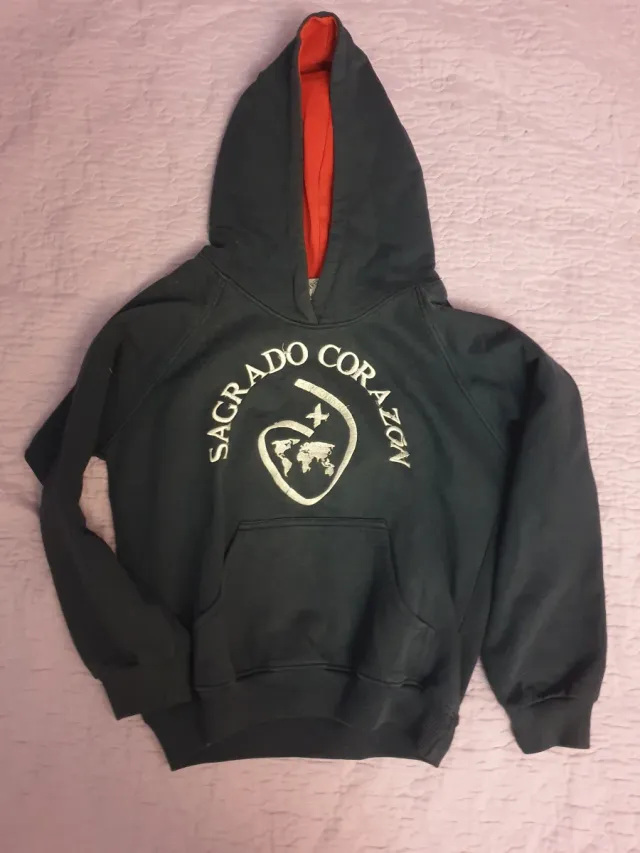 Sudadera Negra con Capucha y Forro Rojo