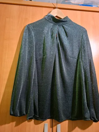 Top fiesta brillante cuello alto. Verde metalizado