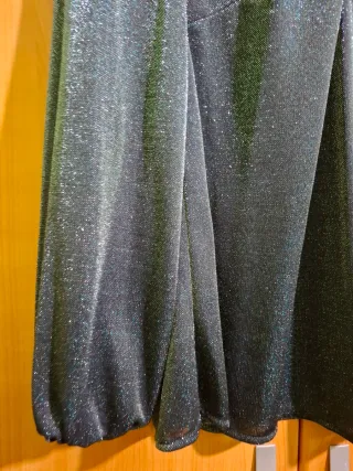 Top fiesta brillante cuello alto. Verde metalizado