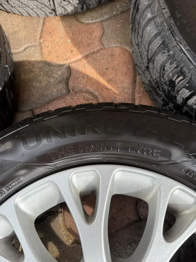 Cerchi in lega punto evo con gomme uniroyal