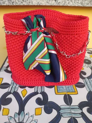 Borsa uncinetto rossa con foulard e catena