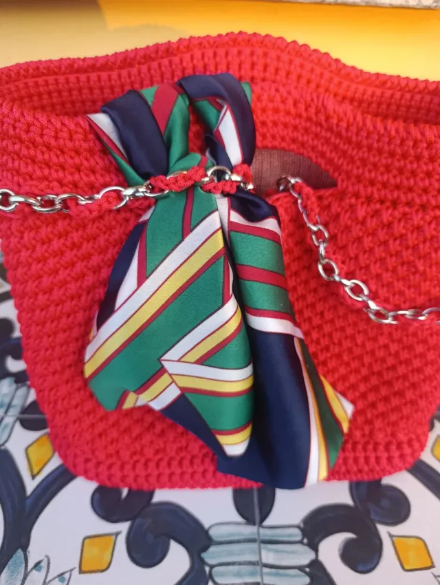 Borsa uncinetto rossa con foulard e catena