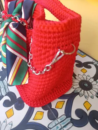 Borsa uncinetto rossa con foulard e catena