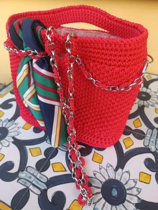 Borsa uncinetto rossa con foulard e catena