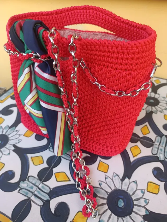 Borsa uncinetto rossa con foulard e catena