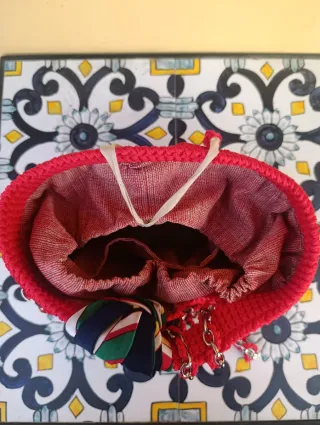 Borsa uncinetto rossa con foulard e catena